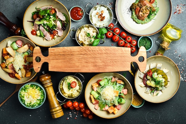 Zestaw potraw na drewnianym stole